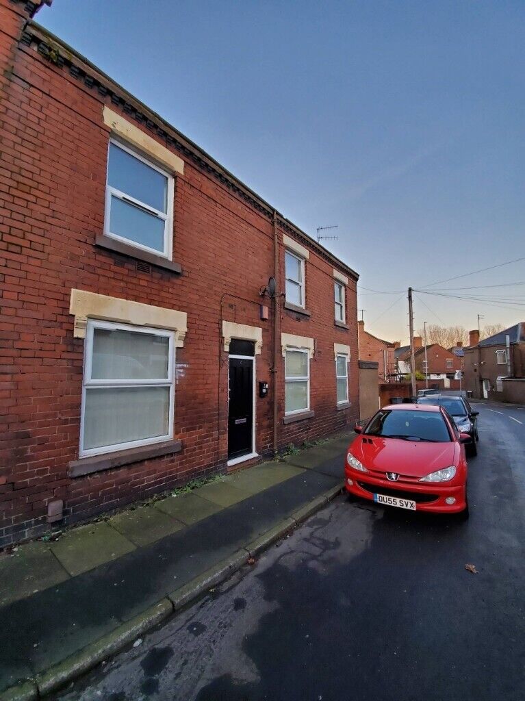 ** LET BY ** **HOUSING BENEFIT AND DSS ACCEPTED** 4 EVANS STREET, BURSLEM, ST6 4HP