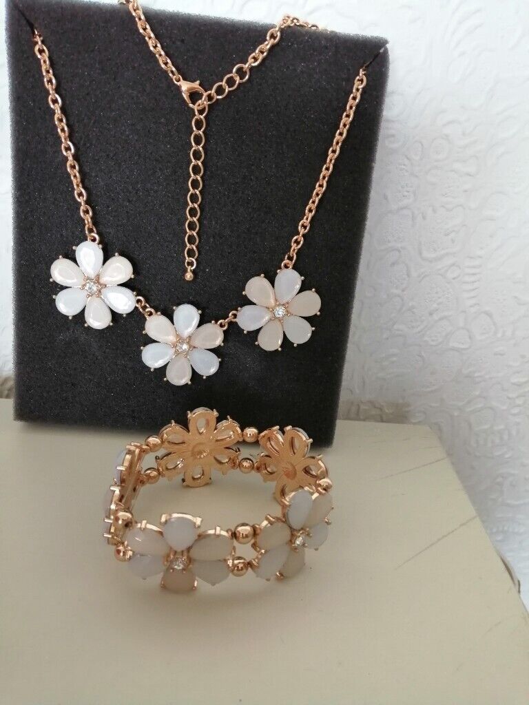 image for Necklace And Bracelet Set Flower Design As New 