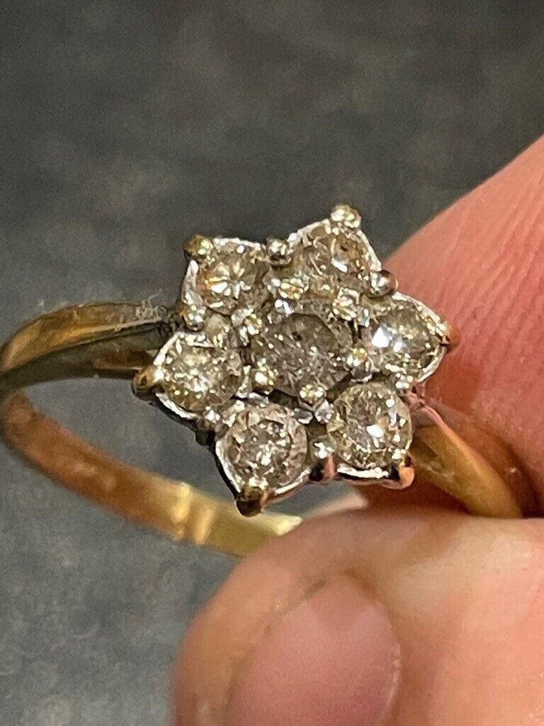Beautiful 9 carat gold ring 