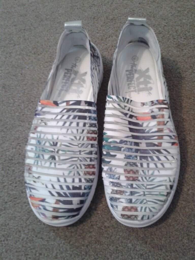image for New - Womans XTI perfect pair canvas shoes size 8
