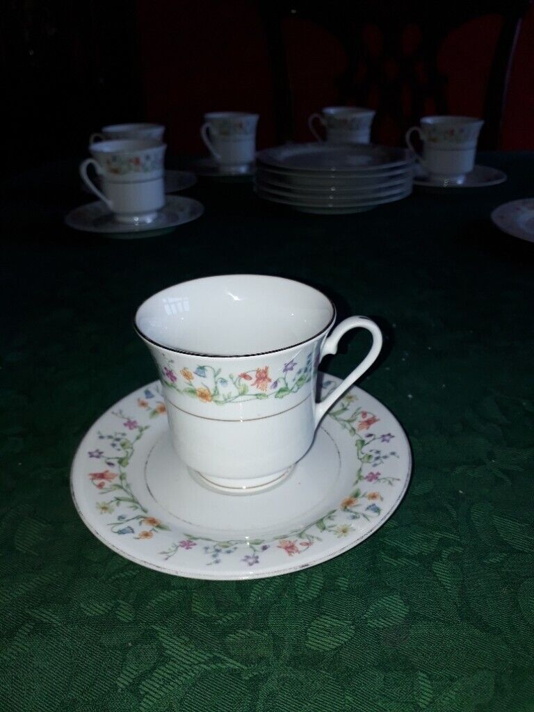 Vintage Crown Ming Jian China Tea Set