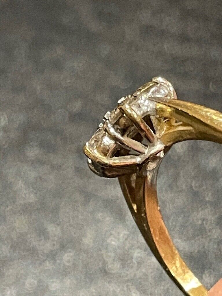 Beautiful 9 carat gold ring 
