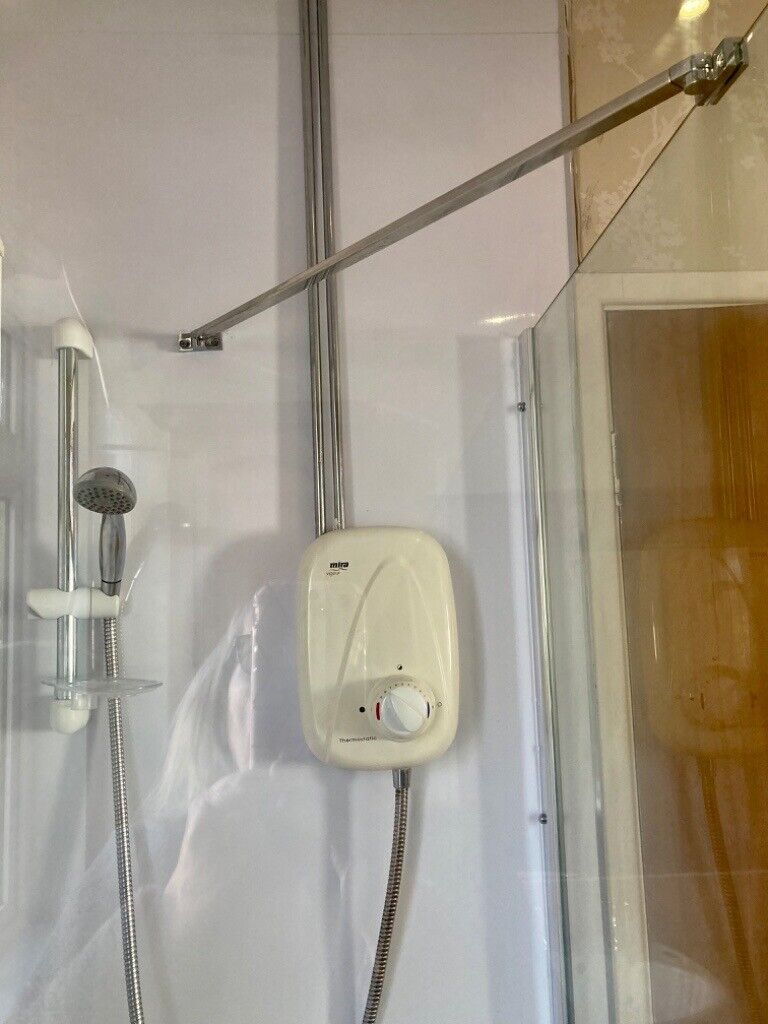 QUALITY SHOWER ENCLOSURE WITH TEMPERED GLASS