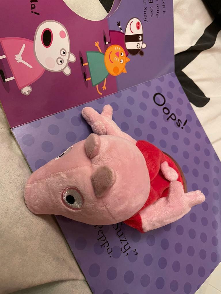Play with Peppa puppet book
