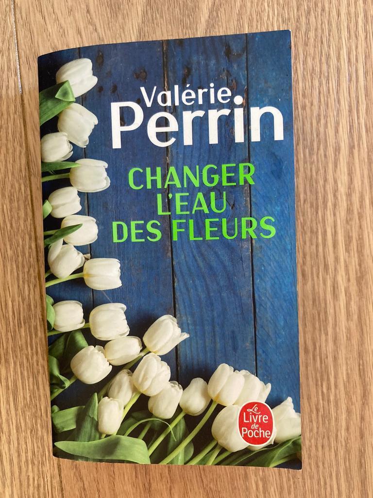 Changer l’eau des fleurs 