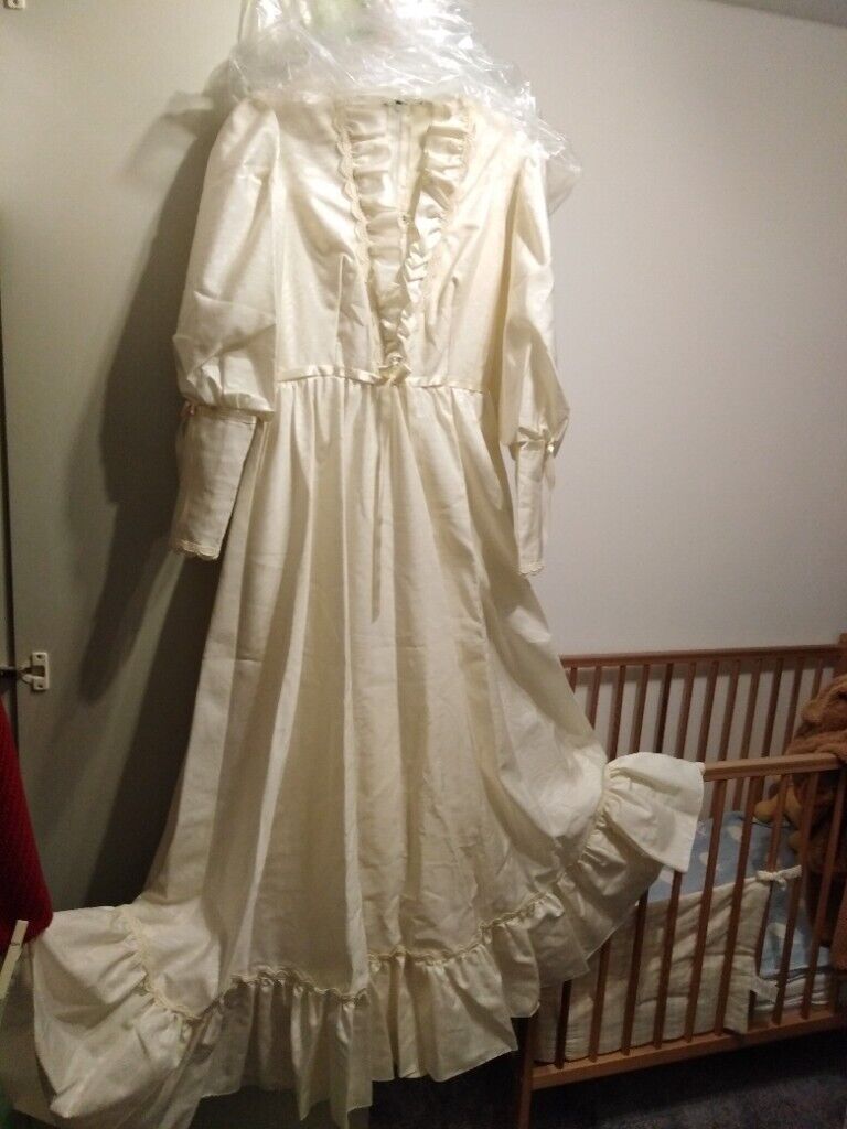 ivory taffetta wedding dress