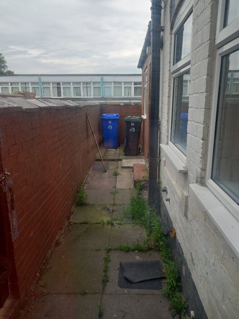 **TO LET** 30 ANCASTER STREET** 2 BEDROOM** DSS ACCEPTED** NO DEPOSIT**