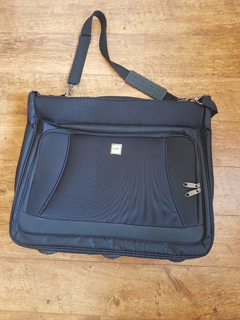 New SKYFLITE suit carrier -excellent condition