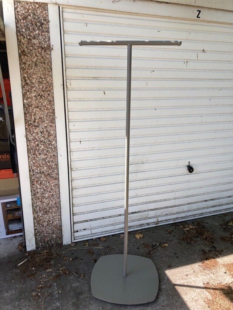 EX LAURA ASHLEY FREESTANDING BESPOKE 2 PRONG GARMENT DISPLAY STAND/POLE- RETAIL