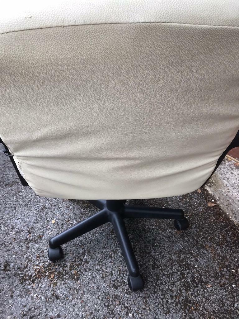 Swivel Chair. Goes up and down 