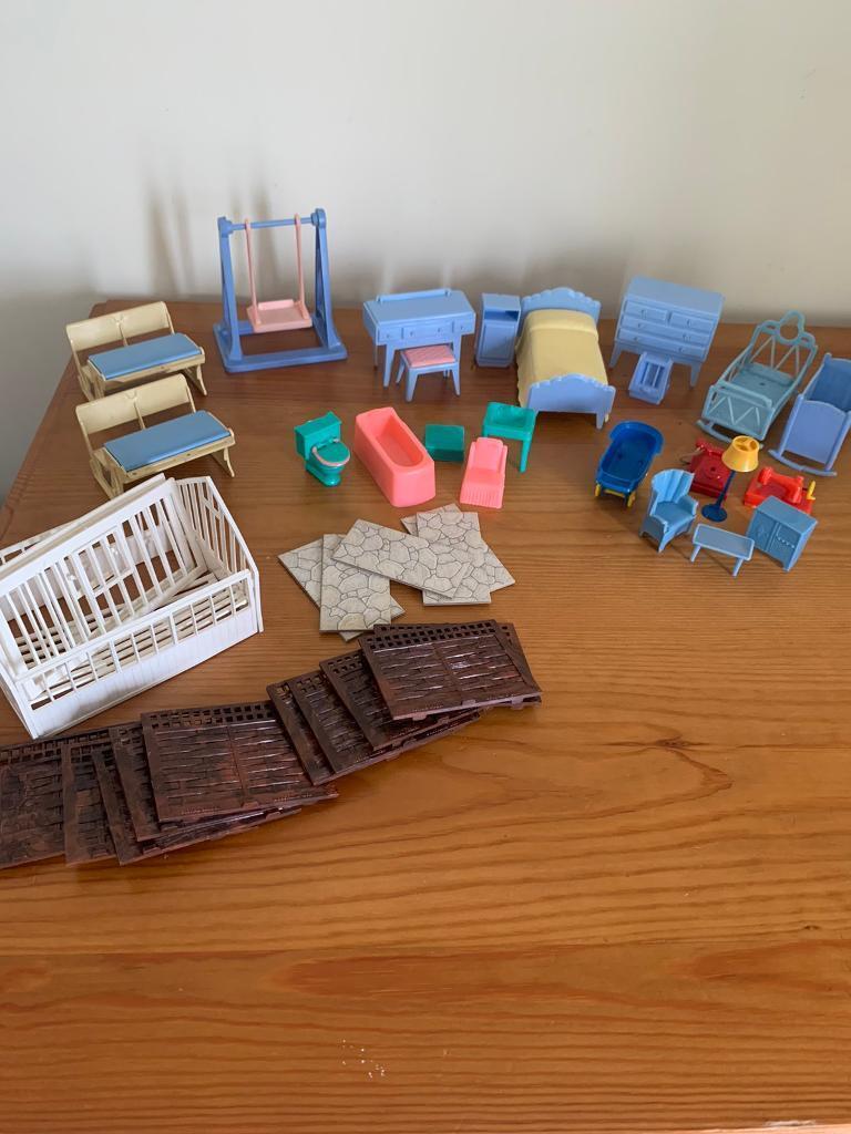 Preloved vintage dolls furniture 