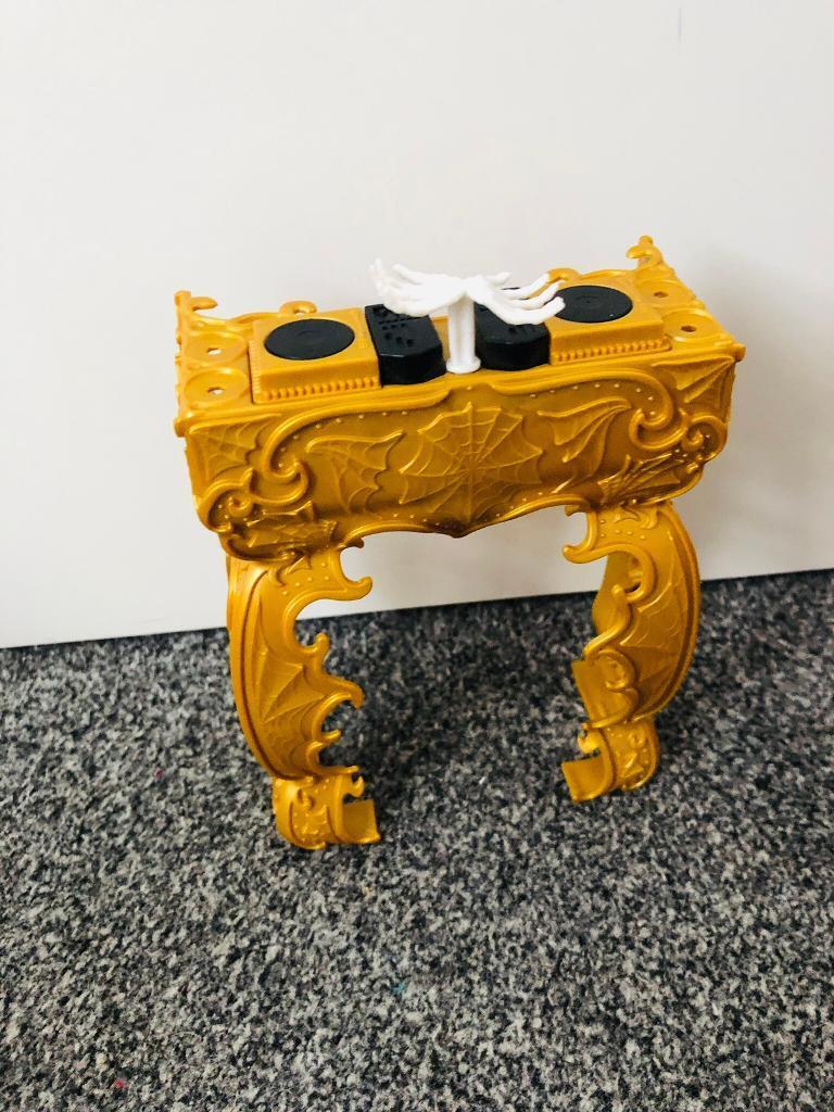 image for Monster High 13 Wishes Spectra Vondergeist gold DJ booth