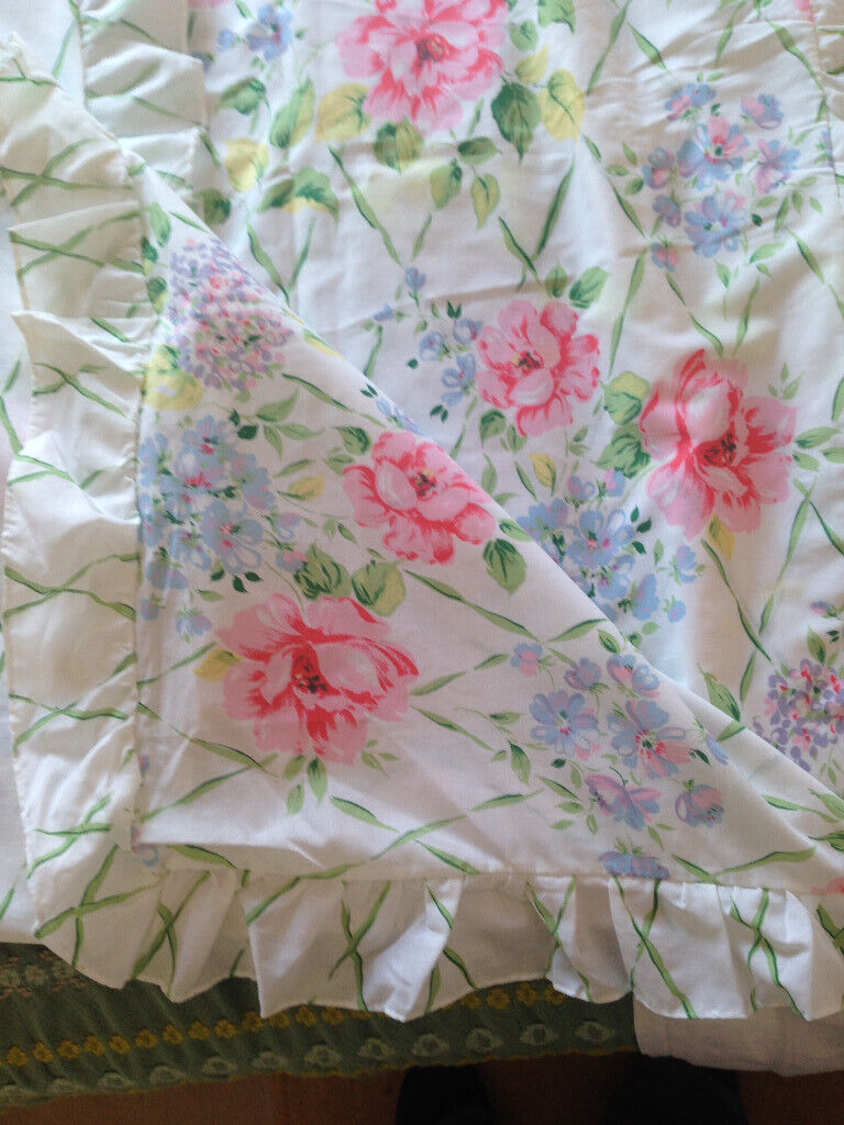 New reversible frilled single bed set