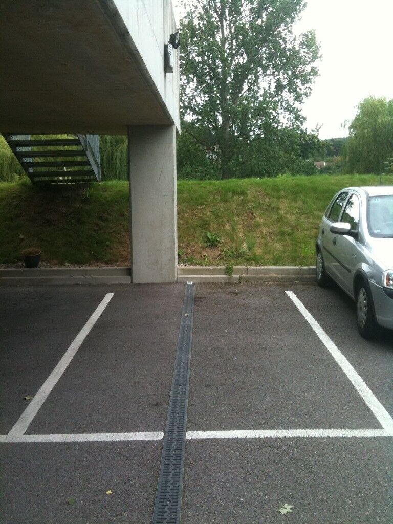 Private weekday parking off ***PORTSMOUTH RD*** 5 mins walk to centre (4717) GU2 4DR