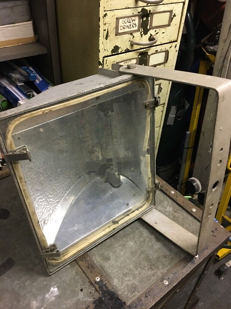 1000 watt external floodlight and fixing bracket