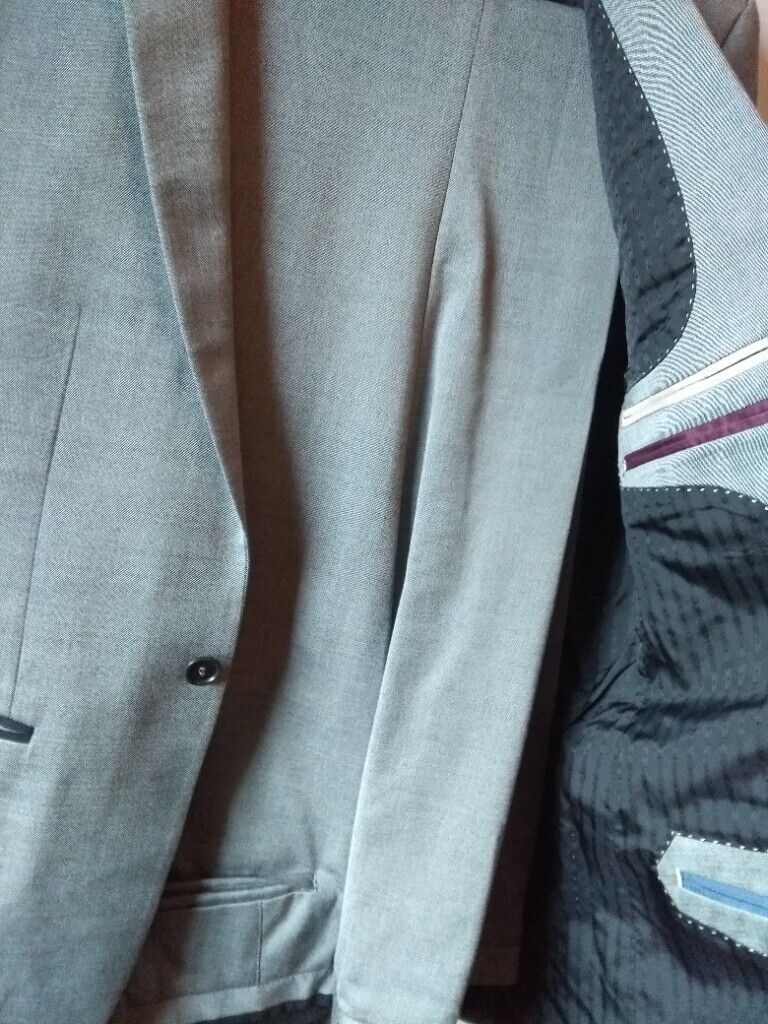 Light grey/silver 'River Island' suit (40L jacket & 34L trousers)