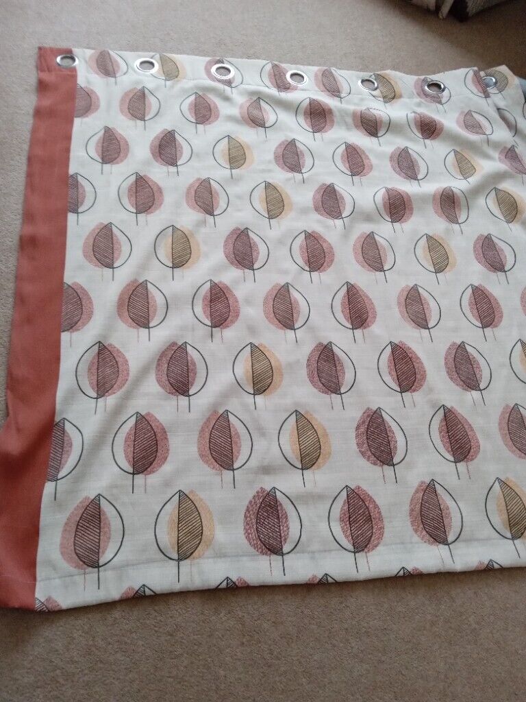 2 matching pairs of eyelet curtains
