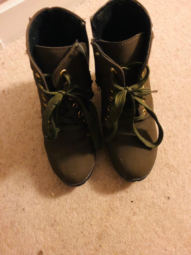image for Girls Olive Green boots - size 3 💕