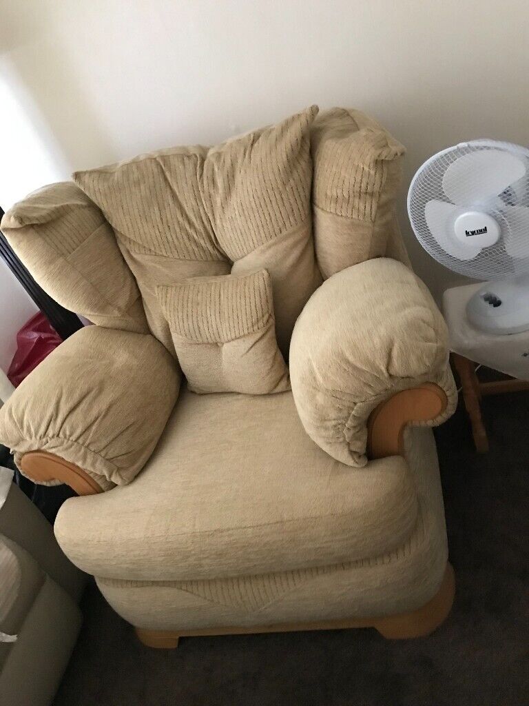 GORGEOUS 3 PIECE HARVEY,S SOFA SET,GREAT QUALITY AND GOOD CONDITION,BARGAIN PRICE