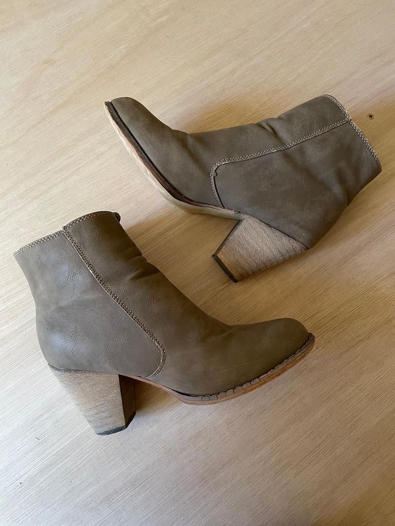 Ankle zip up boots size 5 only £5