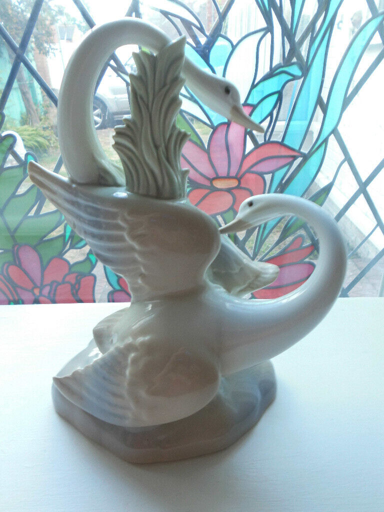   Vintage  so detailed and beautiful great condition.
