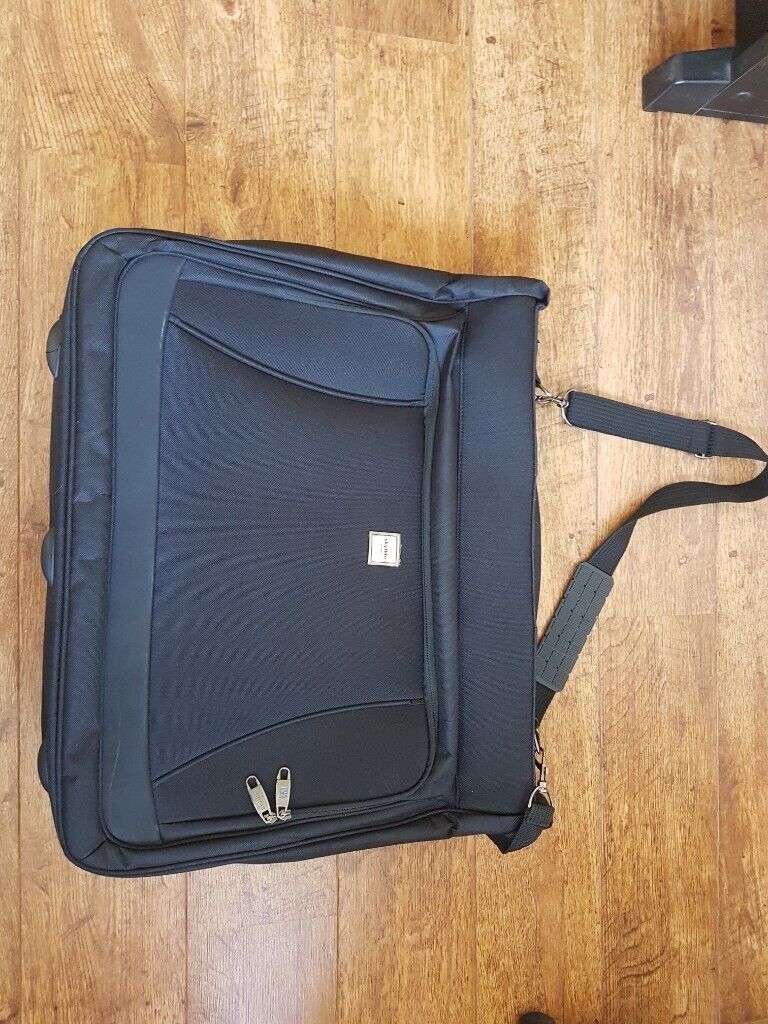 New SKYFLITE suit carrier -excellent condition