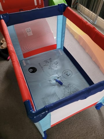 Little shield top travel cot
