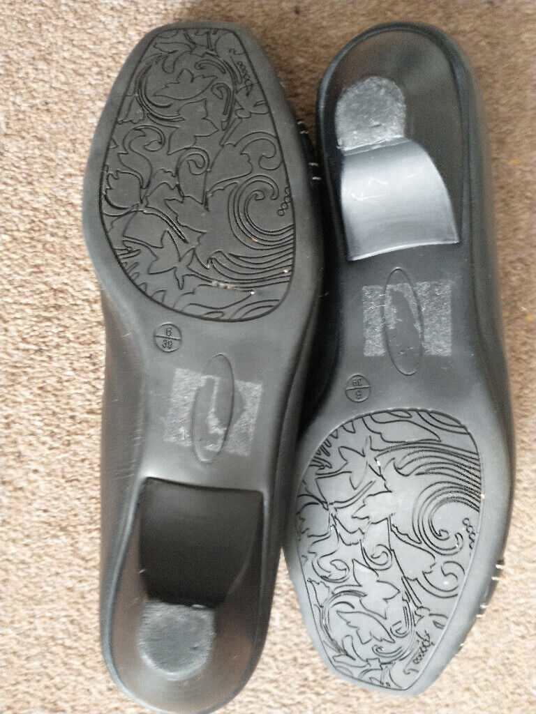 LADIES SHOES. SIZE 6. CLARK. BLACK. Slip-on shoes with buckle. Ditsy heel.