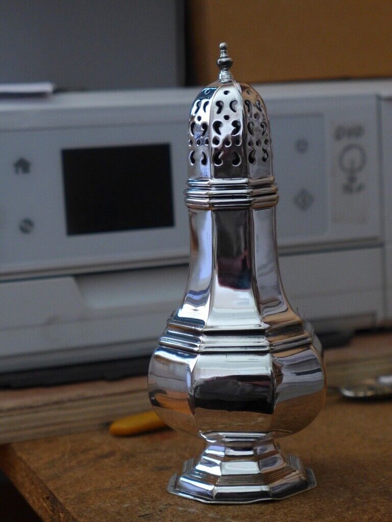 Antique/Vintage Silver Plate Sugar Caster / Sifter / Shaker. Details on base '33389 Elkington EPNS'