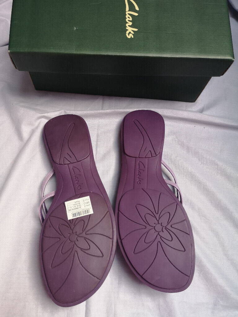 Womens clarks size 8 slippers (brand new).