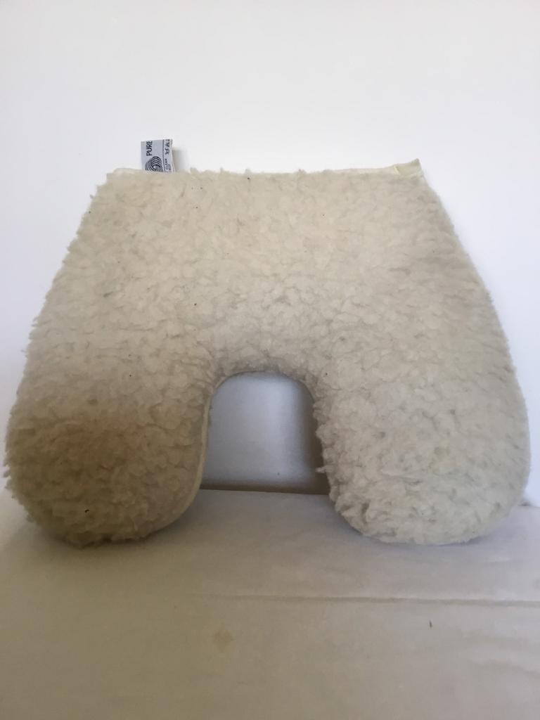 COMFORTABLE FLEECE NECK SUPPORT