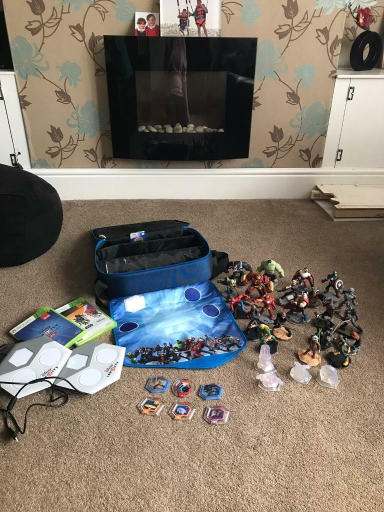 Disney  infinity bag and figures