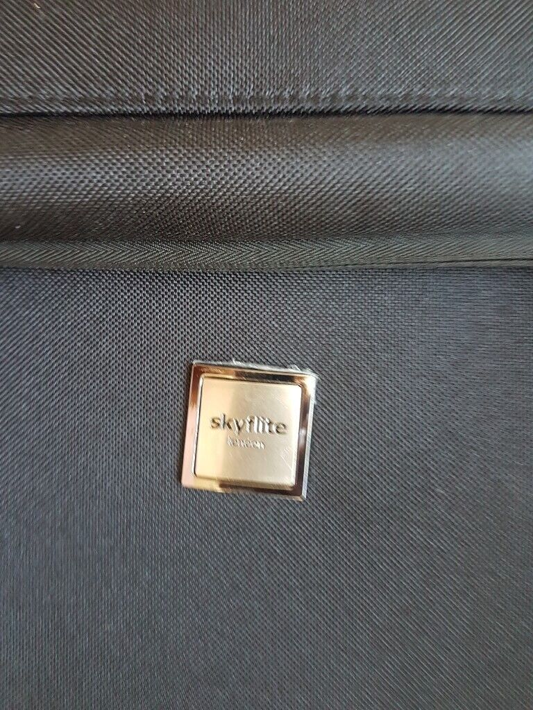 New SKYFLITE suit carrier -excellent condition