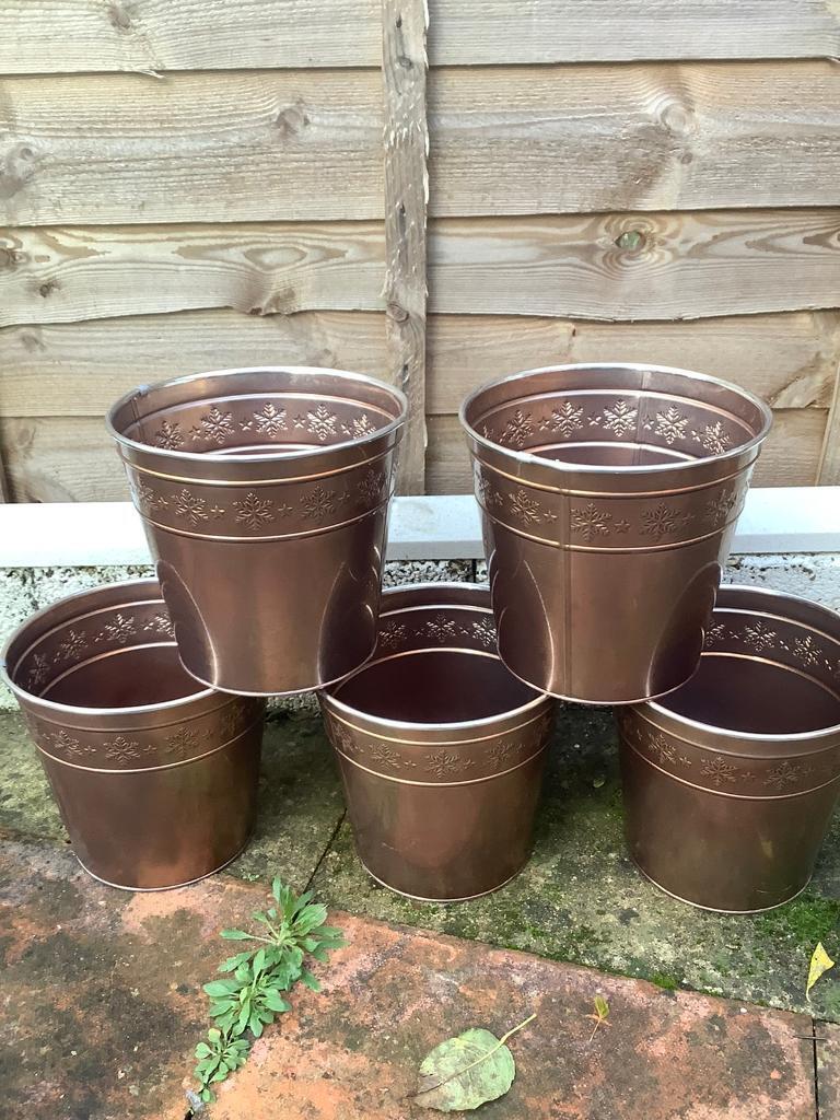 image for TV Bronze Snowflake Round Bucket/Pot