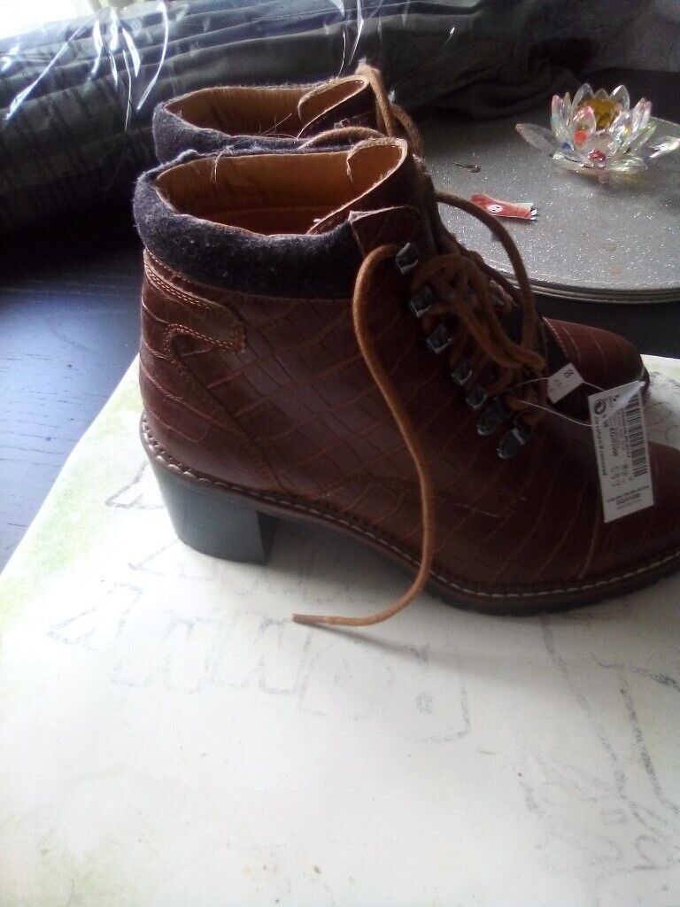 Tan leather boots size 5