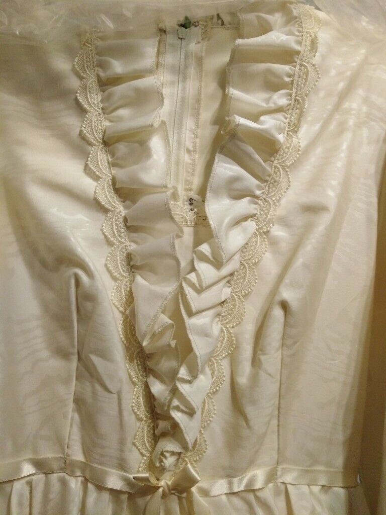 ivory taffetta wedding dress