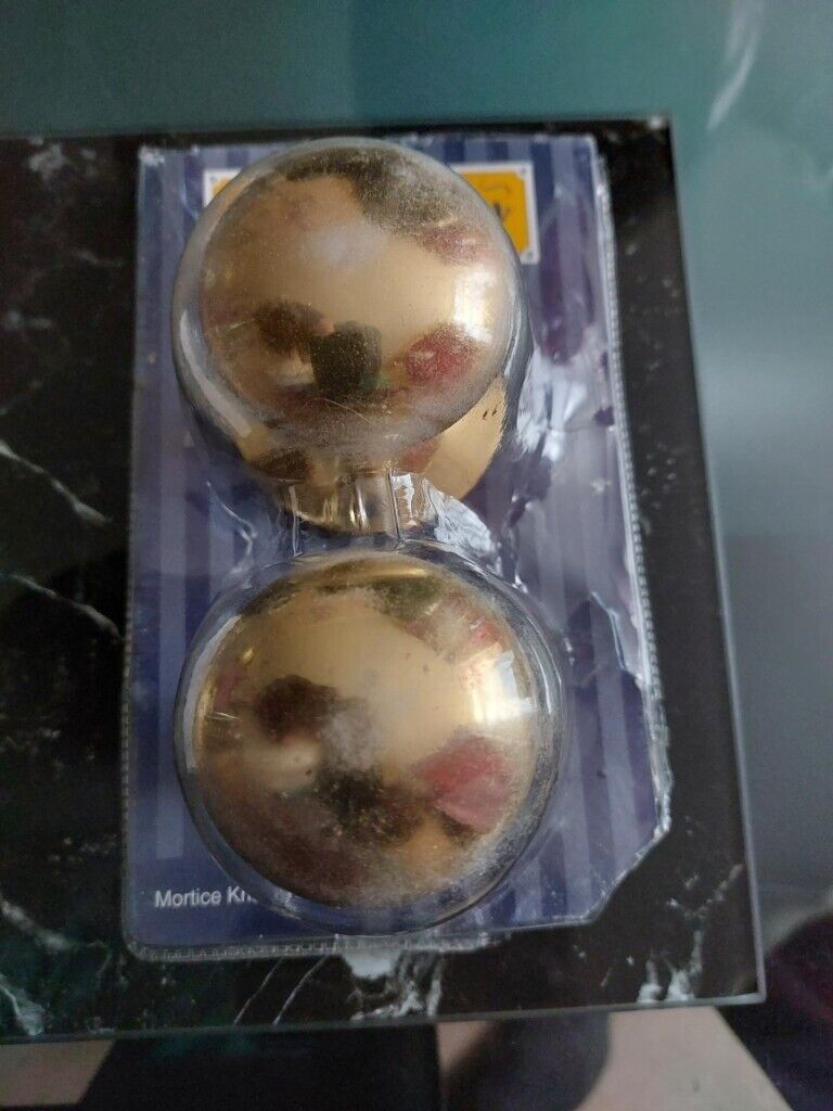 1 Victoria Brass Motice Knob Set