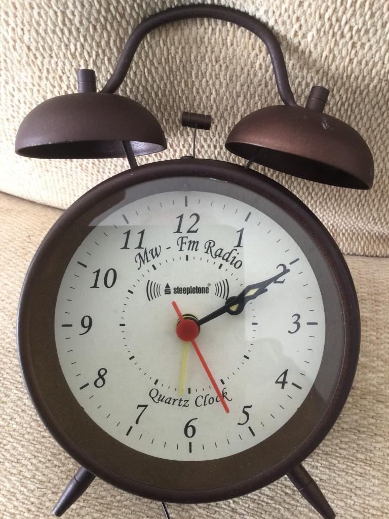 Steepletone Quartz Clock MW/FM Radio