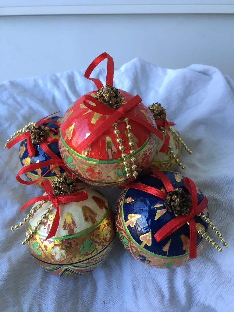 SET OF 5 PRETTY CHRISTMAS BAUBLES - boxed