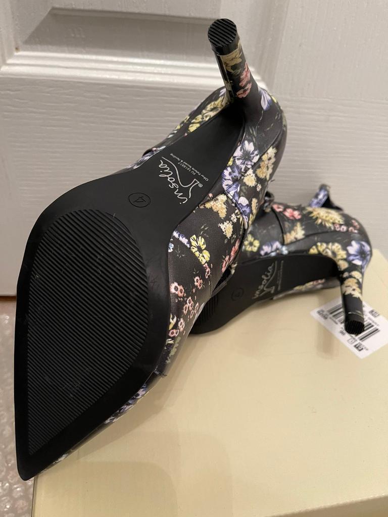 New, never worn. Lovely flower pattern high heels. Size 4