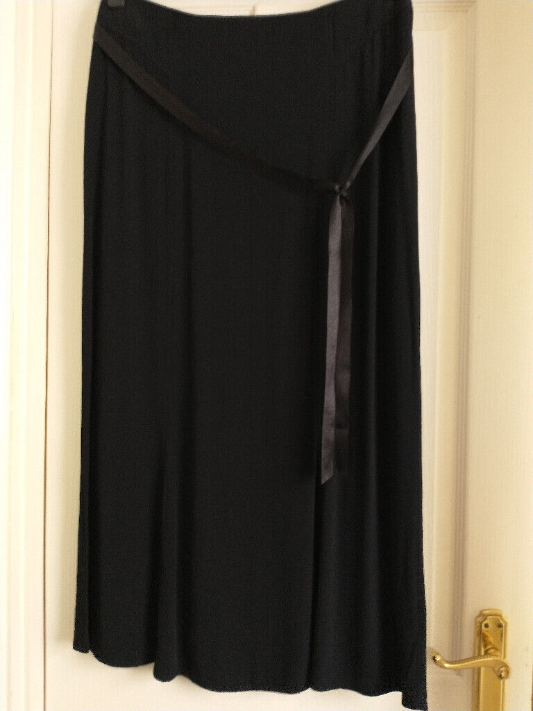 SMART SKIRT. SIZE 14. WALLIS. BLACK. New cond.