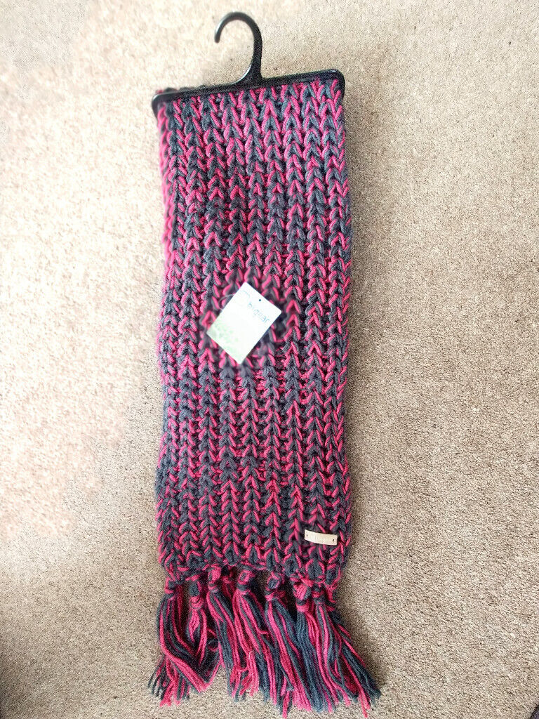 image for SCARF - CHUNKY, WINTER. GO OUTDOORS. NEW COND. STILL TAGGED.