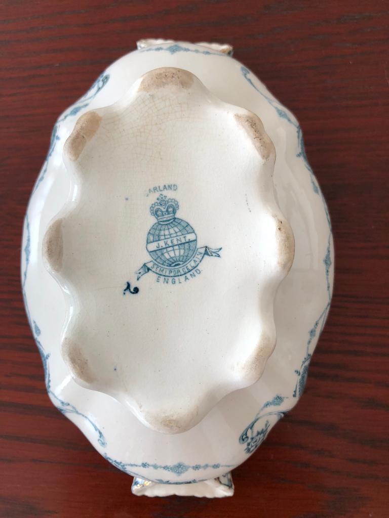 Gravy/Sauce Boat with lid