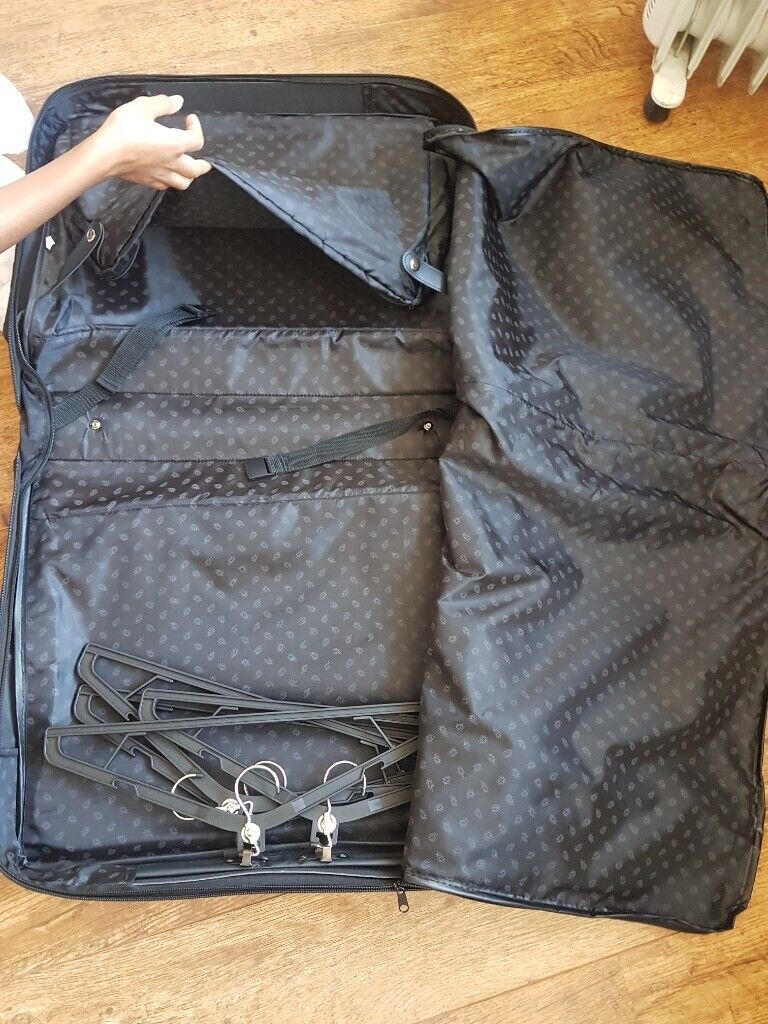 New SKYFLITE suit carrier -excellent condition