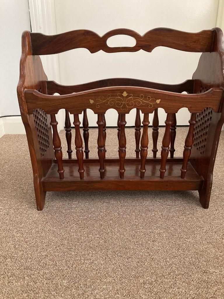 MAGAZINE/NEWSPAPER RACK