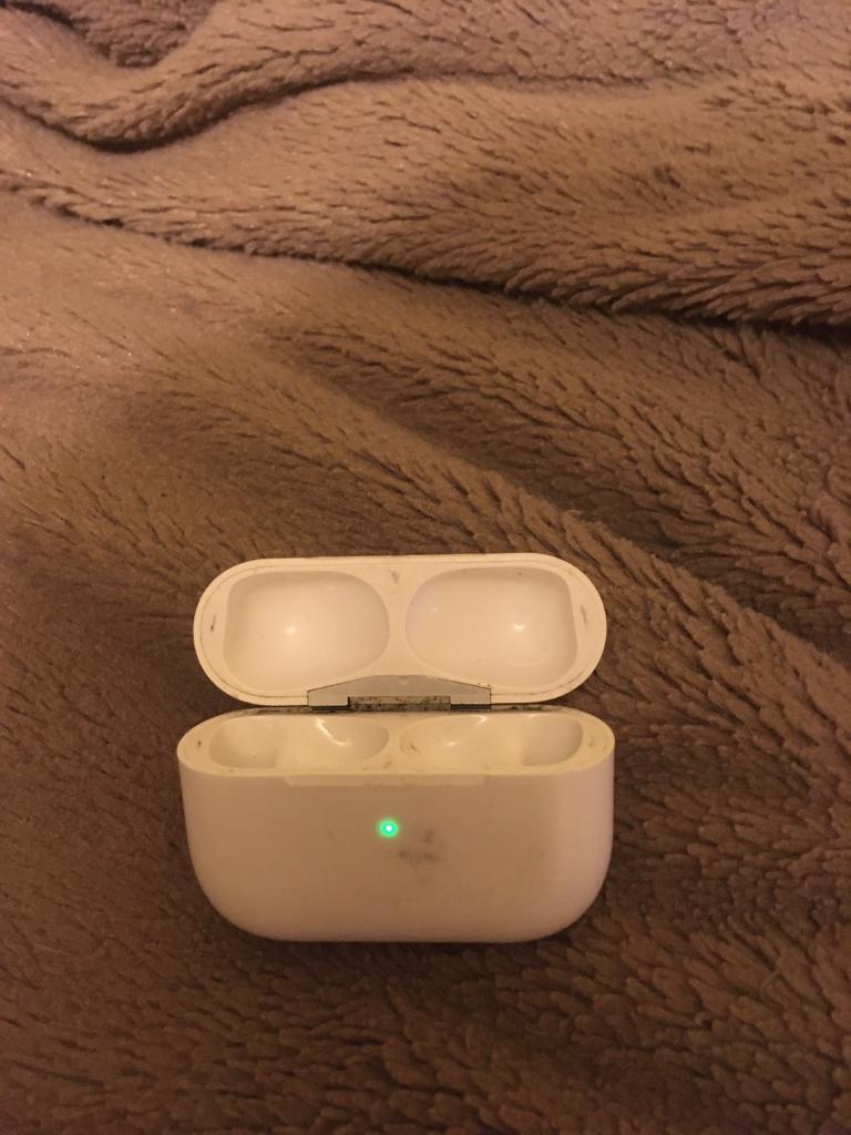 Apple iPhone earbud charging case 