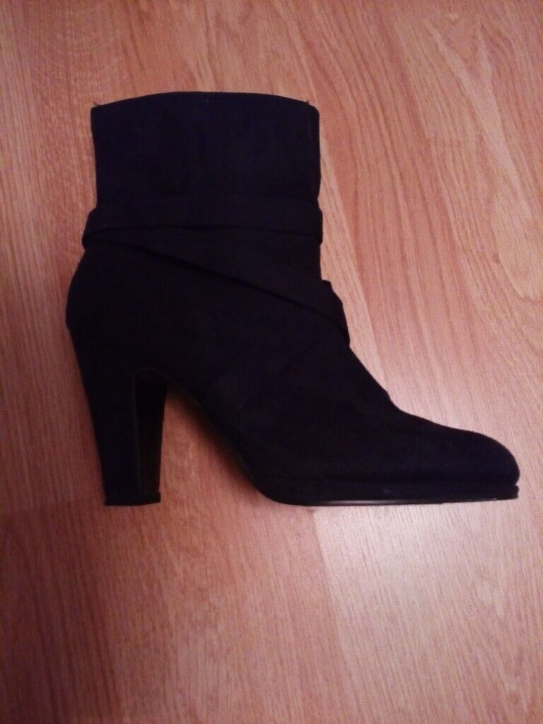 Black heeled boots