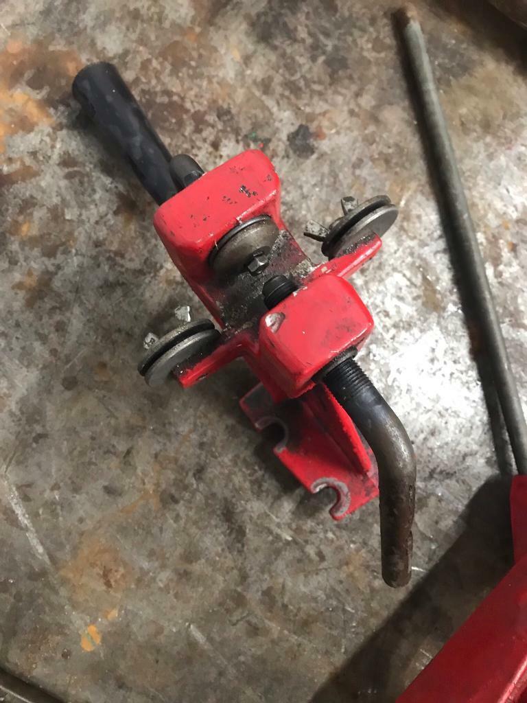Chainsaw chain rivet breaker and riveter 