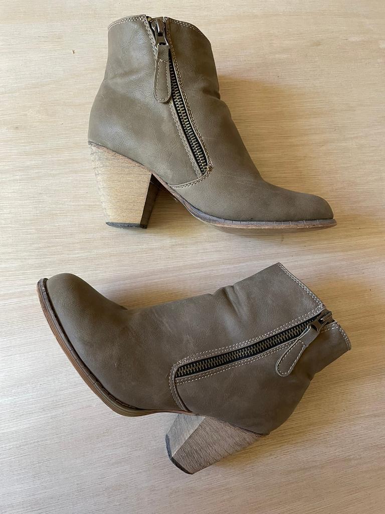 image for Ankle zip up boots size 5 only £5
