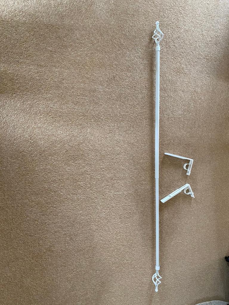 image for White extendable curtain pole 